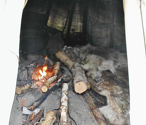 Samen machen auch im Zelt Feuer.