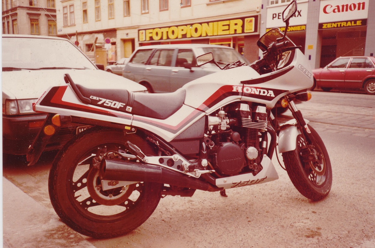Meine CBX 750F gegenüber meiner Wirkungsstätte